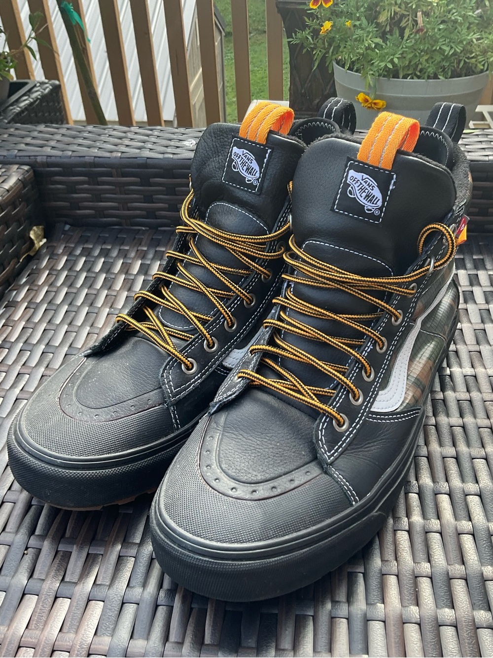 VANS Sk8 Hi MTE 2.0 DX, Black / Green Camo. Very Good Condition. Men’s 11.5.